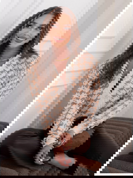 Beżowy sweter w pepitkę...