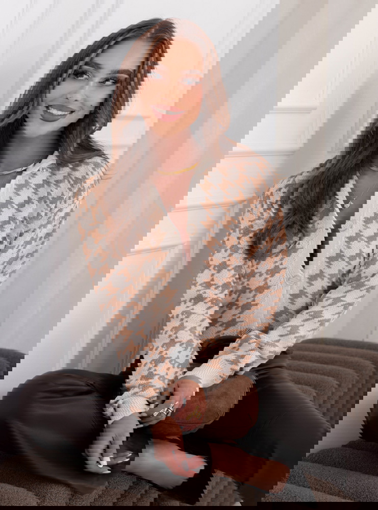 Beżowy sweter w pepitkę zapinany na...