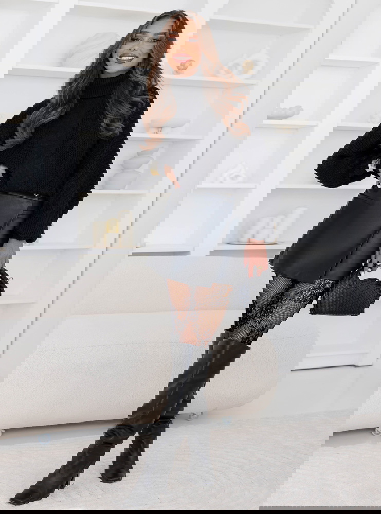 Czarny sweter oversize z golfem Marym