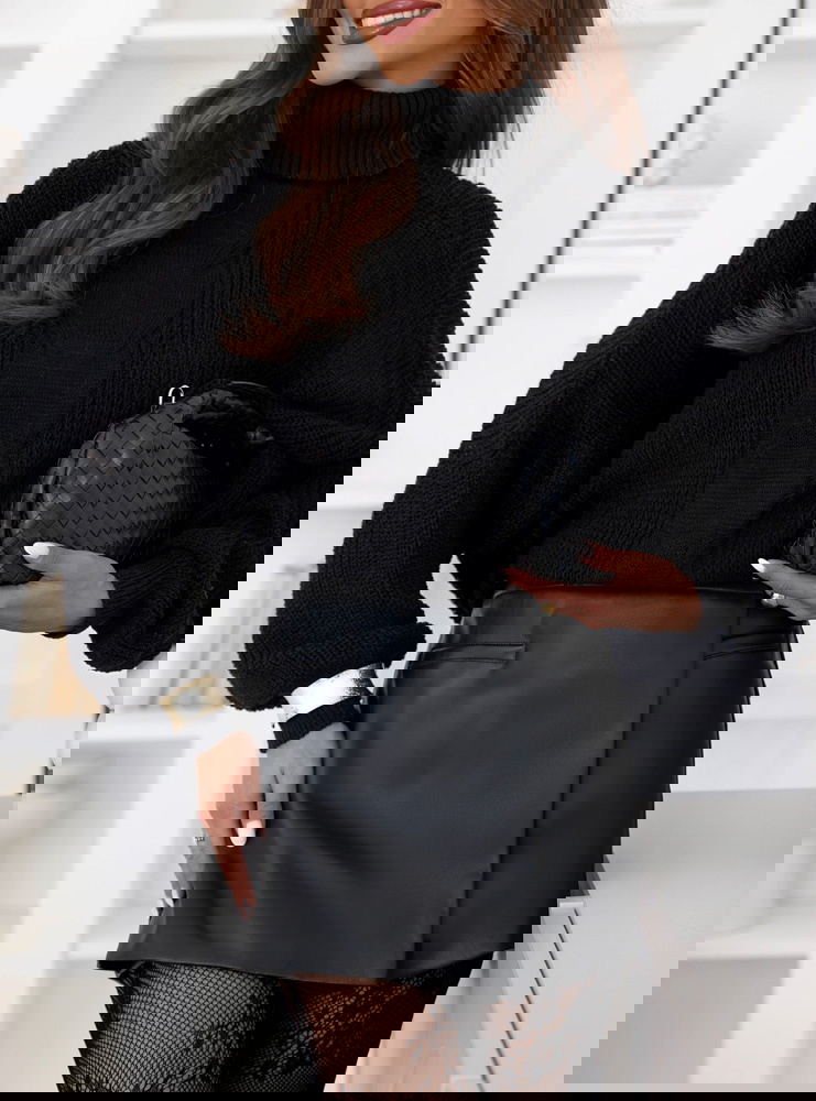 Czarny sweter oversize z golfem Marym