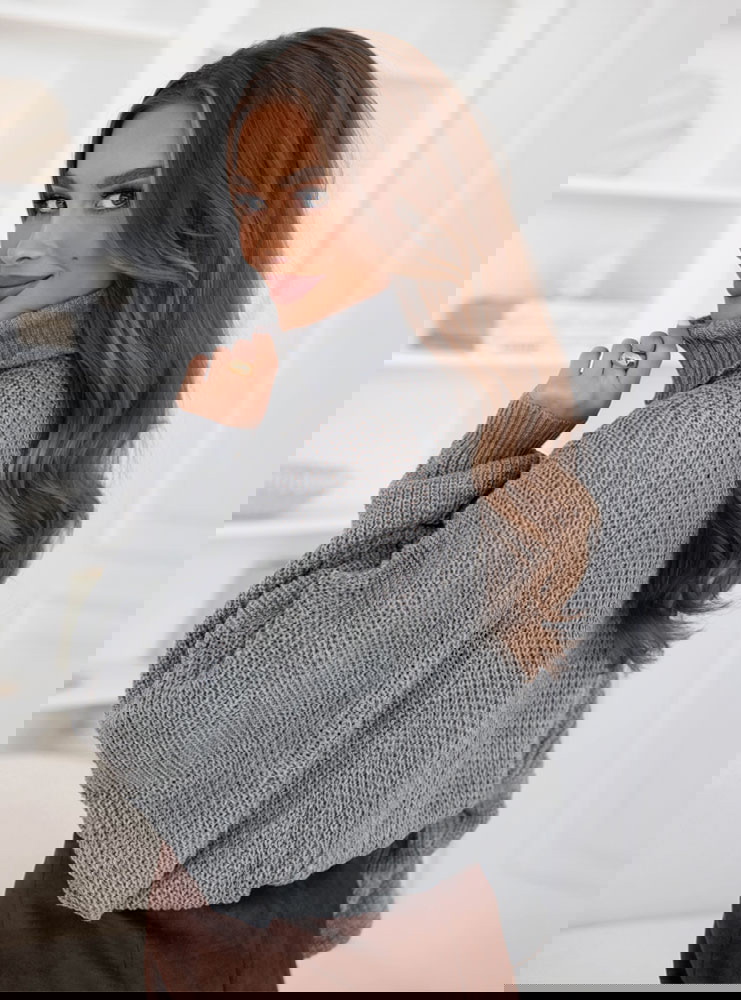 Szary sweter oversize z golfem Marym