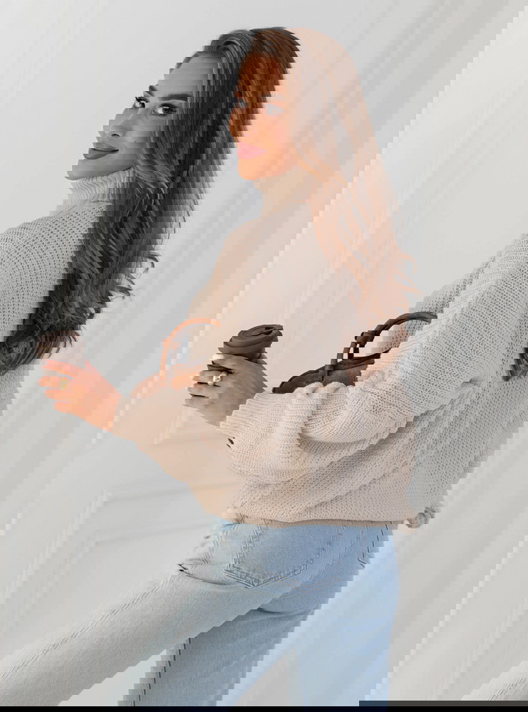 Beżowy sweter oversize z golfem Marym