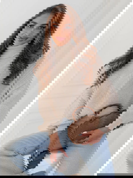 Beżowy sweter oversize z...