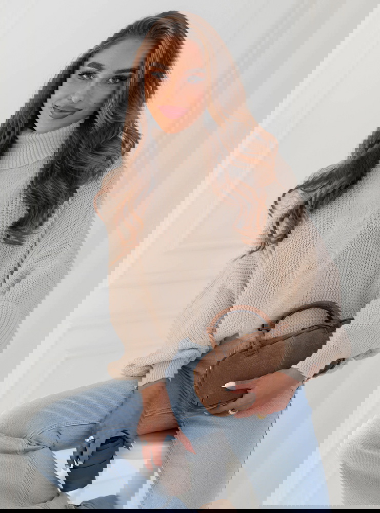 Beżowy sweter oversize z golfem Marym