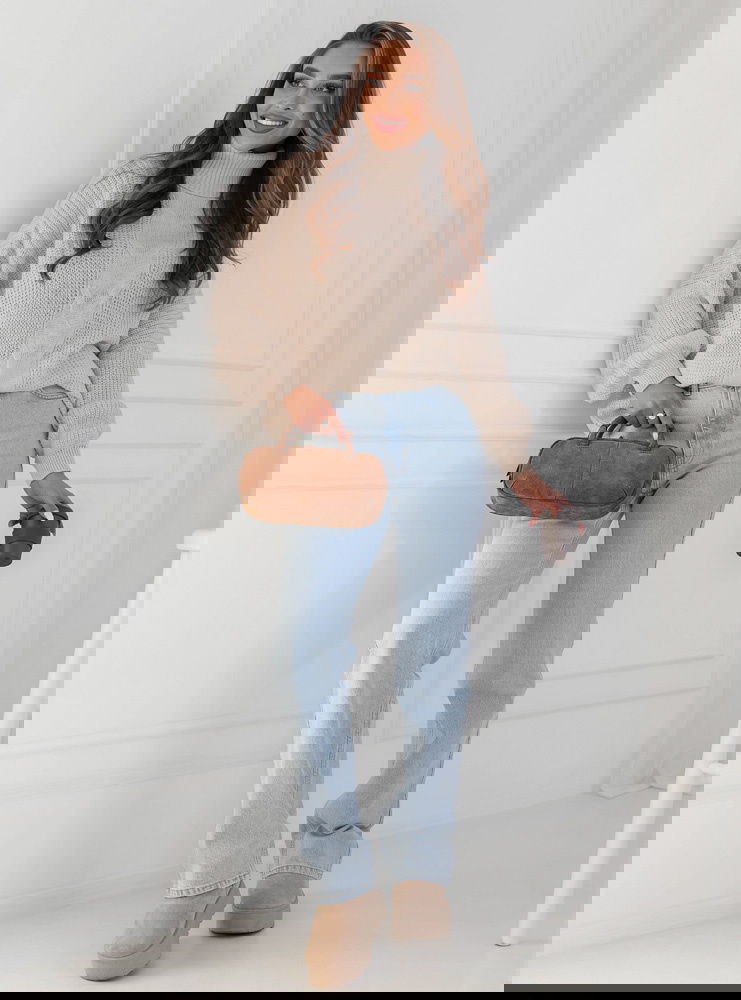 Beżowy sweter oversize z golfem Marym