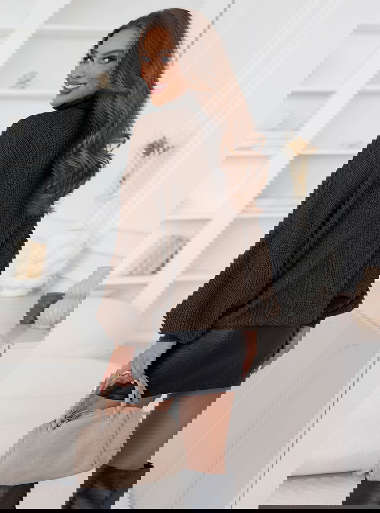 Czekoladowy sweter oversize z golfem...