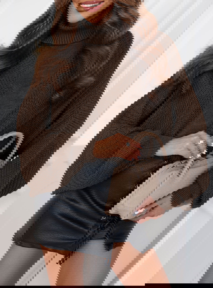 Czekoladowy sweter oversize z golfem...