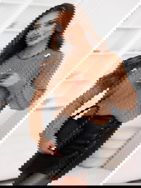 Sweter z ozdobnymi guzikami...