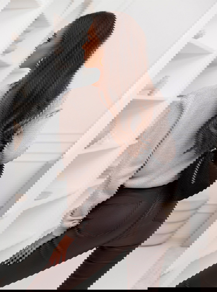 Beżowy sweter zapinany na guziki...