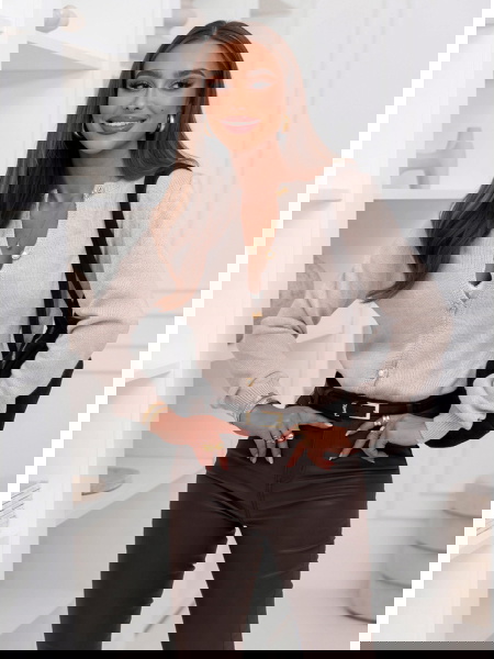 Beżowy sweter zapinany na...