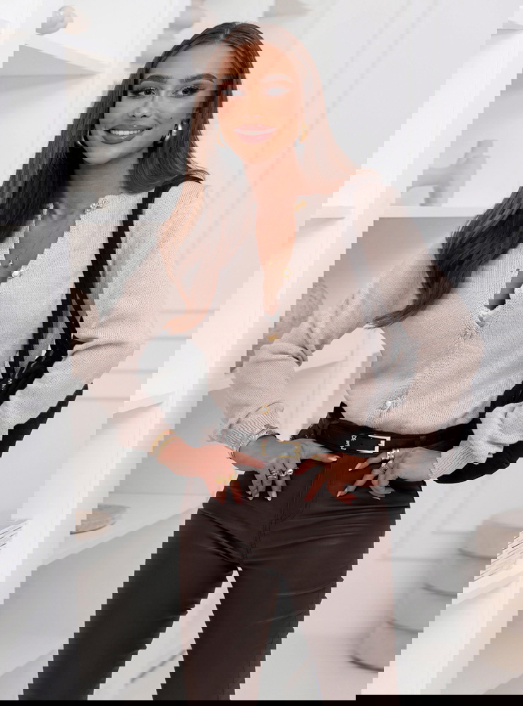 Beżowy sweter zapinany na guziki...