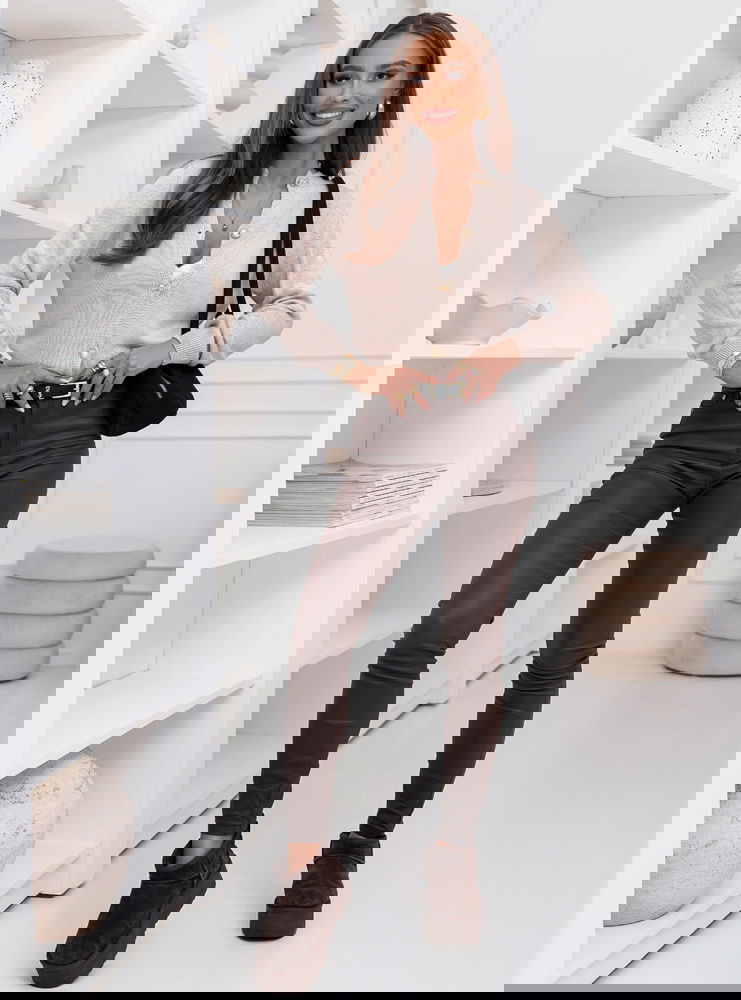 Beżowy sweter zapinany na guziki...