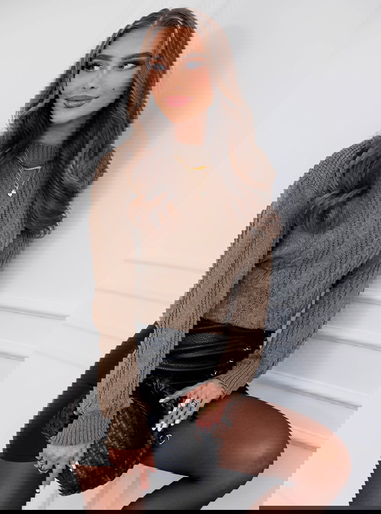 Czekoladowy sweter z warkoczowymi...