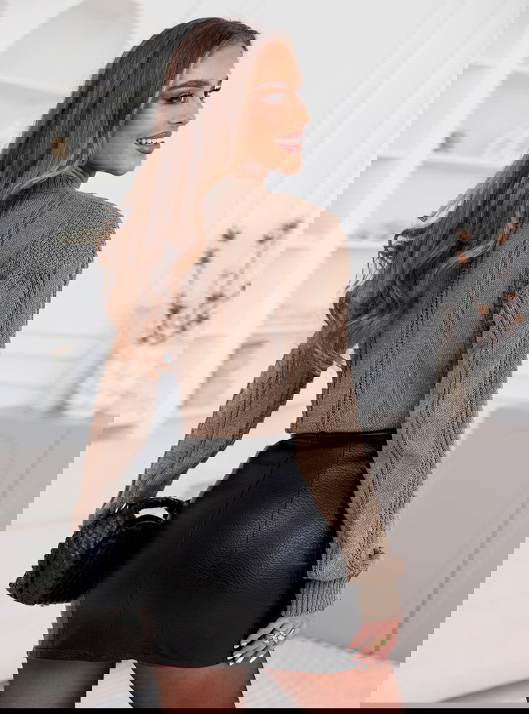 Czekoladowy sweter z warkoczowymi...