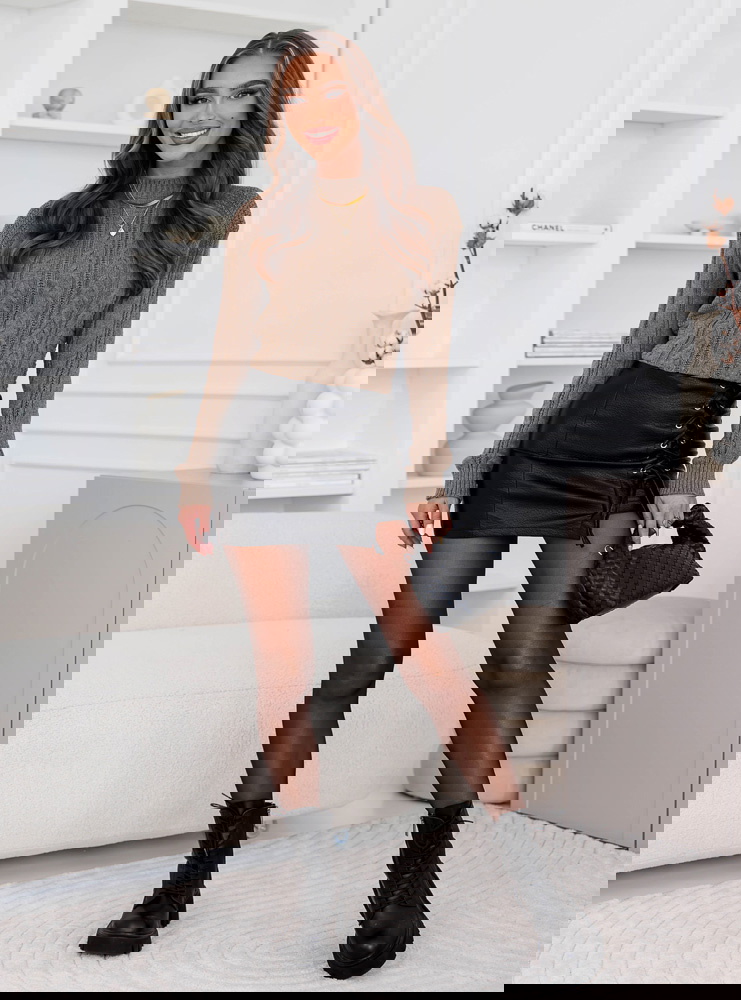 Czekoladowy sweter z warkoczowymi...