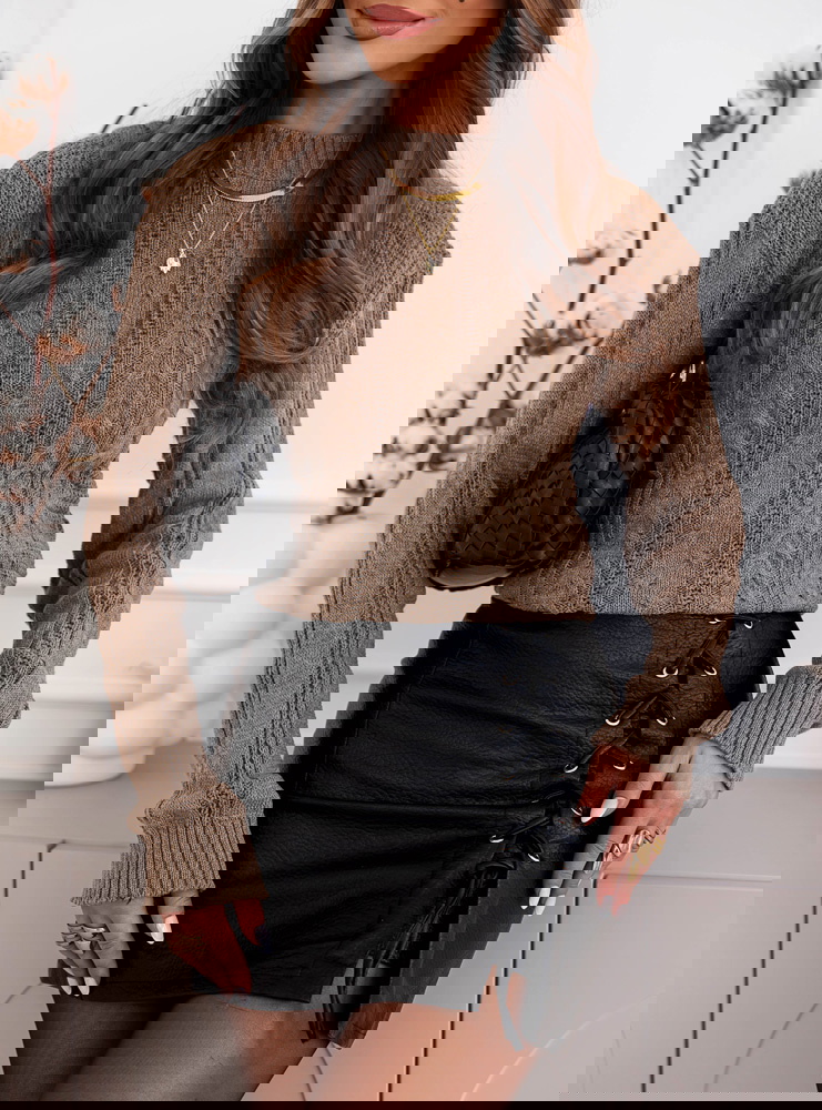 Czekoladowy sweter z warkoczowymi...