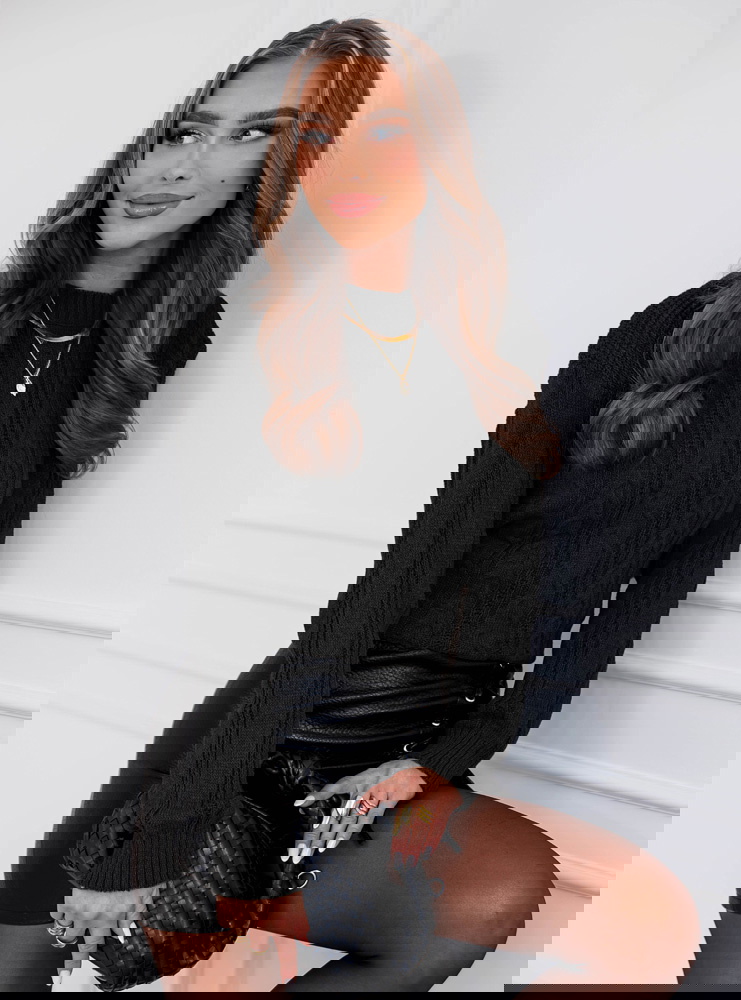 Czarny sweter z warkoczowymi splotami...