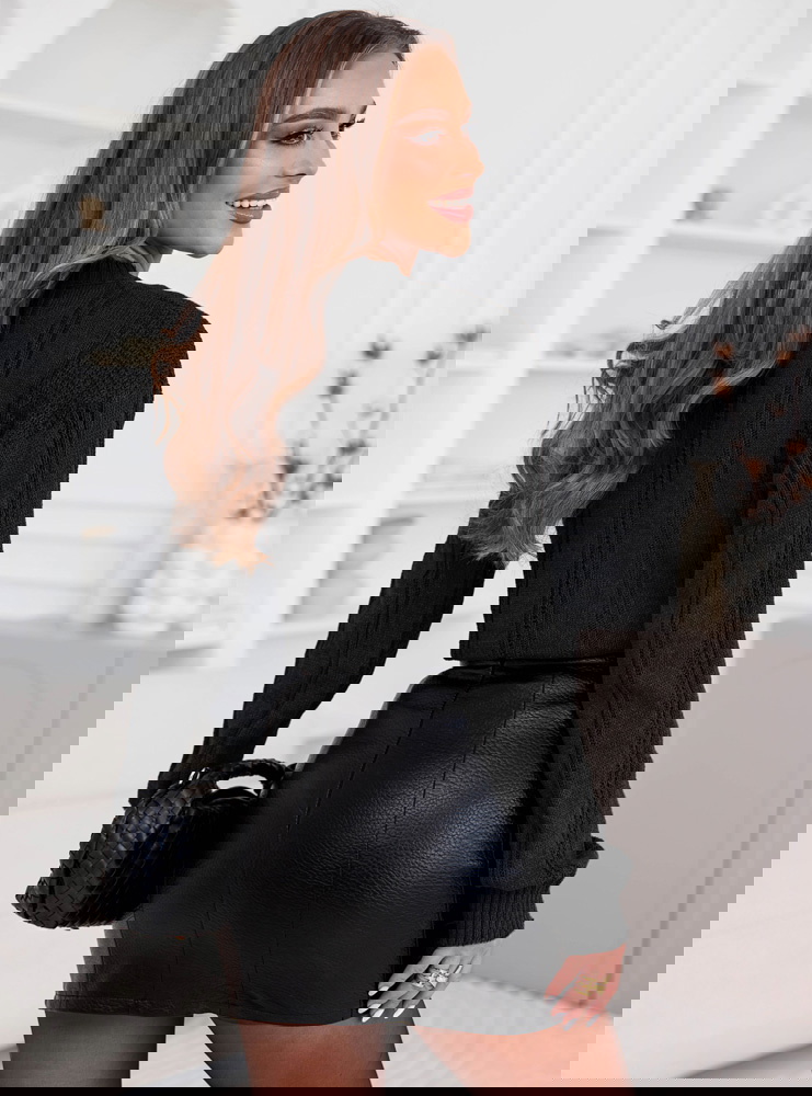 Czarny sweter z warkoczowymi splotami...