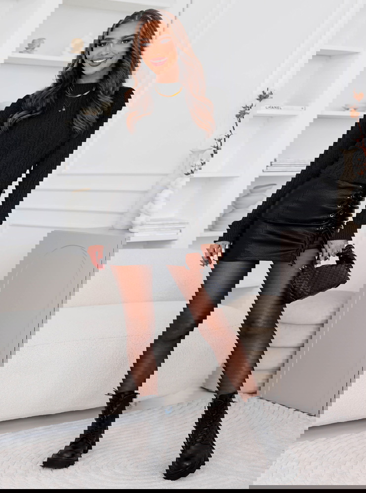 Czarny sweter z warkoczowymi splotami...