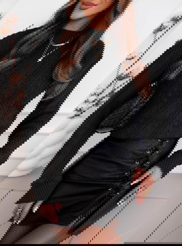 Czarny sweter z warkoczowymi splotami...