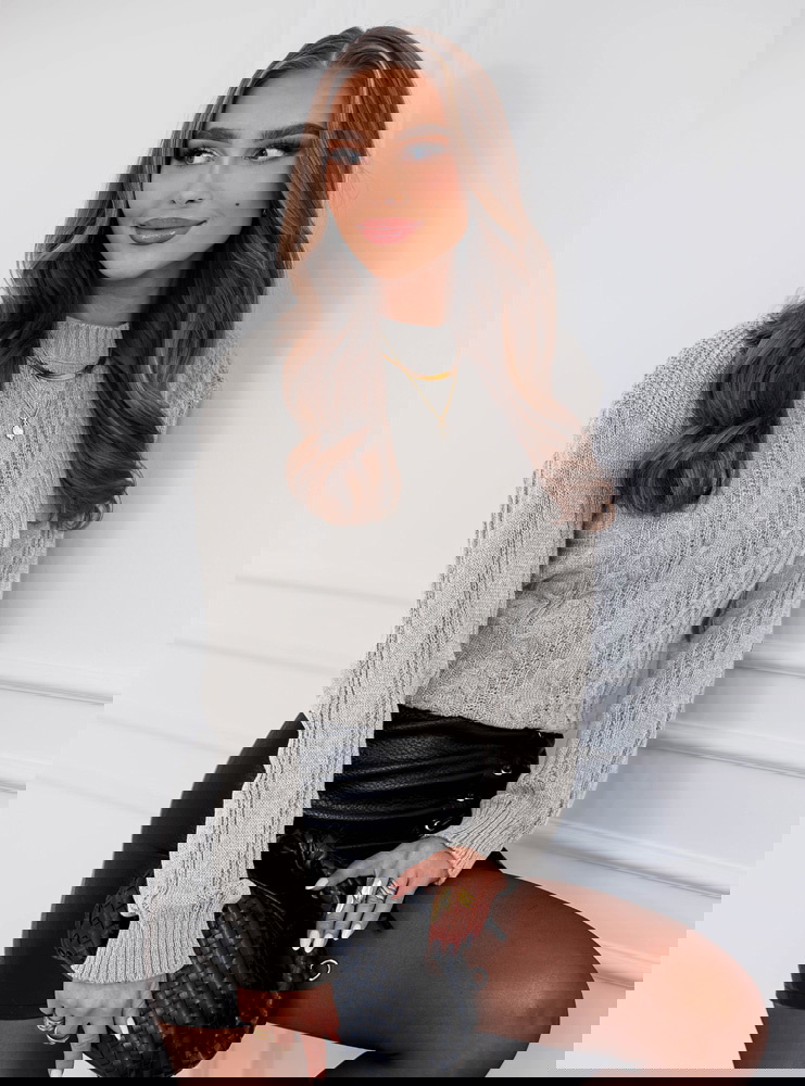 Szary sweter z warkoczowymi splotami...