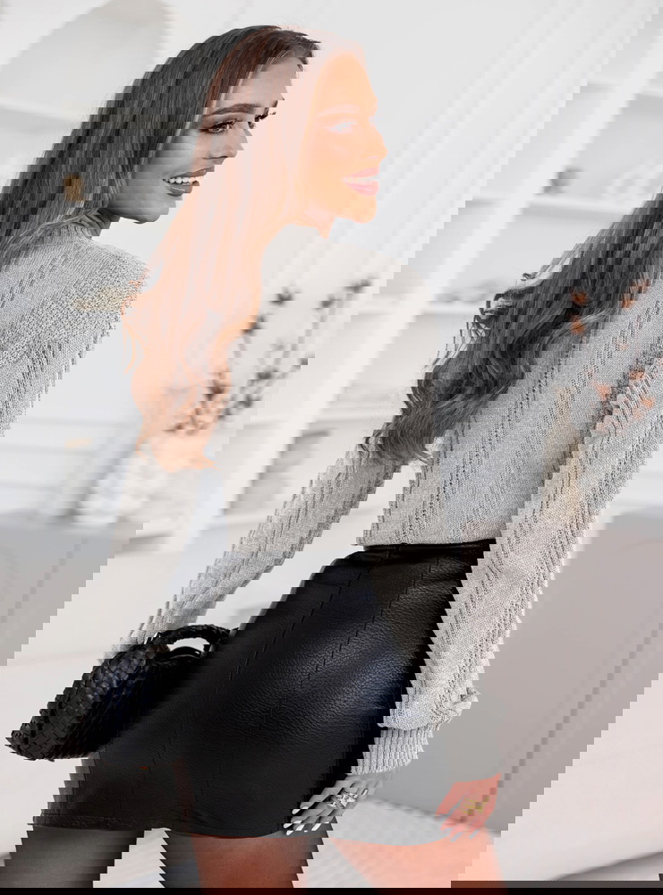 Szary sweter z warkoczowymi splotami...