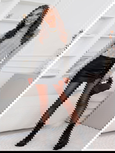 Szary sweter z warkoczowymi... 2