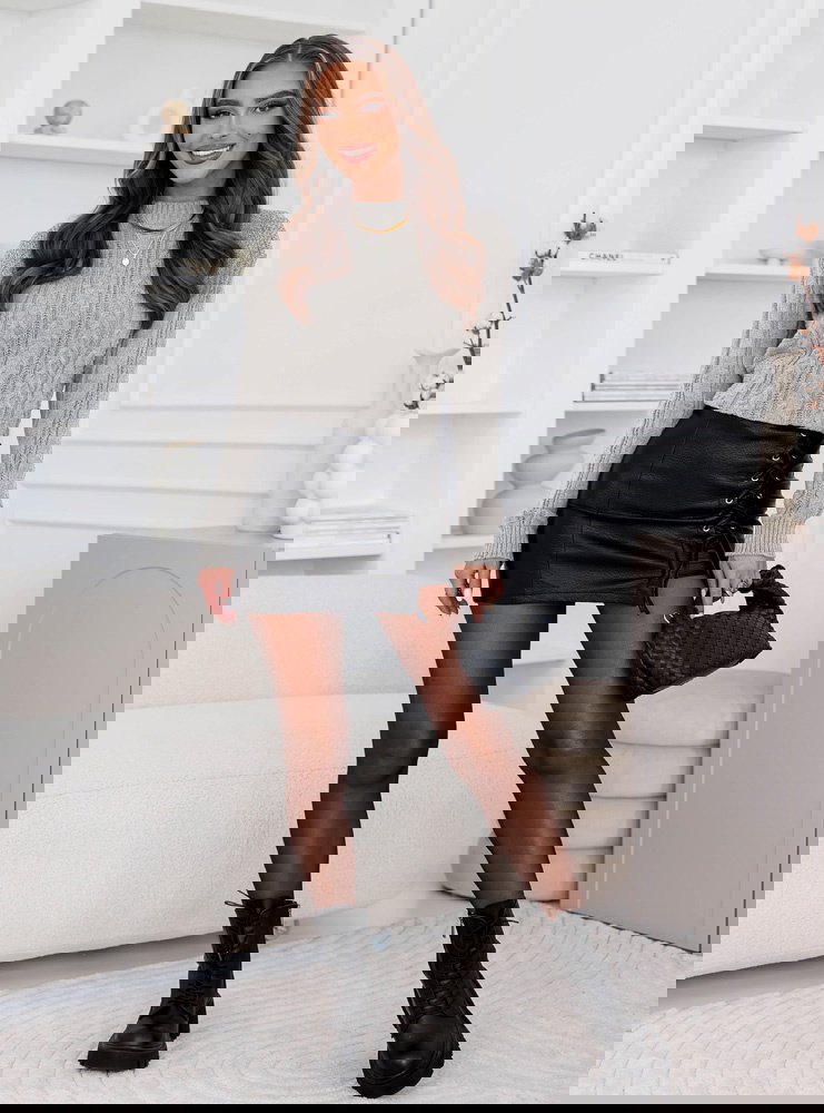 Szary sweter z warkoczowymi splotami...