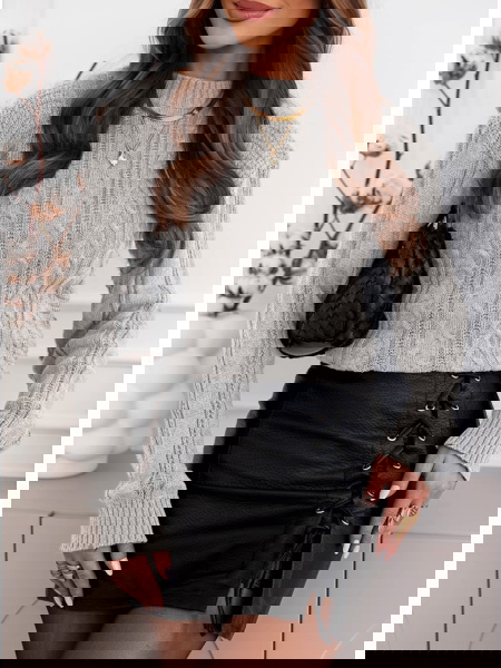 Szary sweter z warkoczowymi...