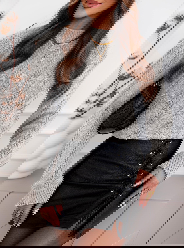 Szary sweter z warkoczowymi splotami...