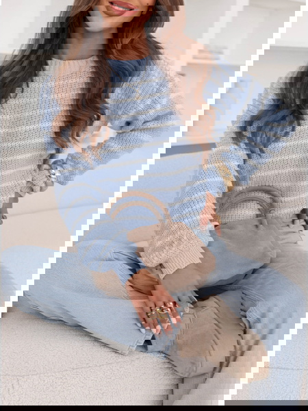 Błękitny sweter w paski...