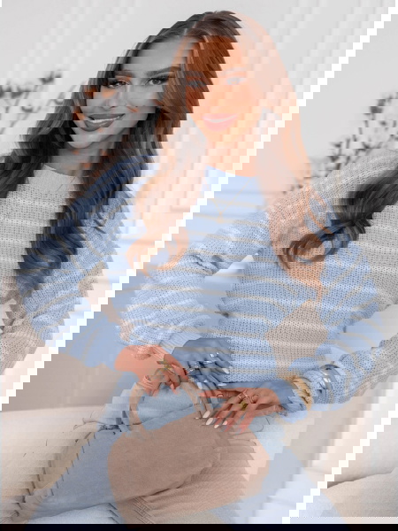 Błękitny sweter w paski... 2