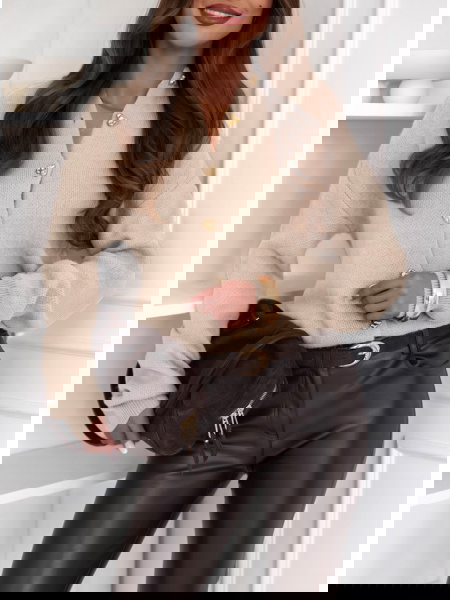 Beżowy sweter zapinany na...