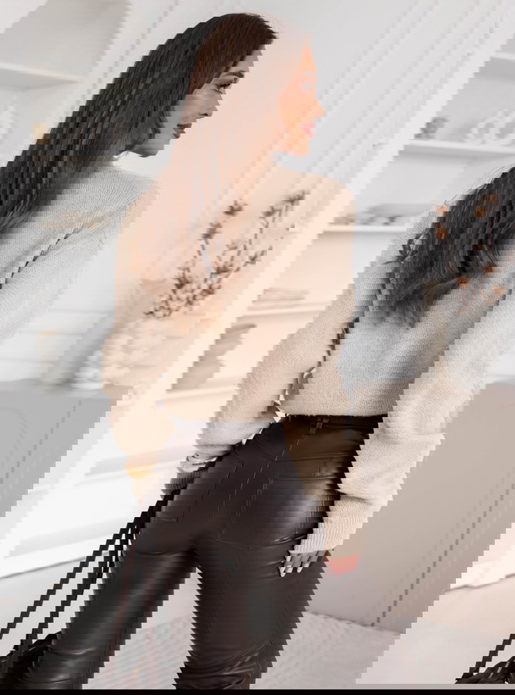 Beżowy sweter zapinany na guziki Jacquie