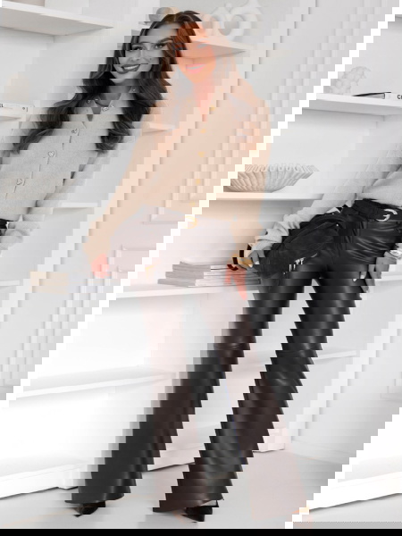 Beżowy sweter zapinany na... 2