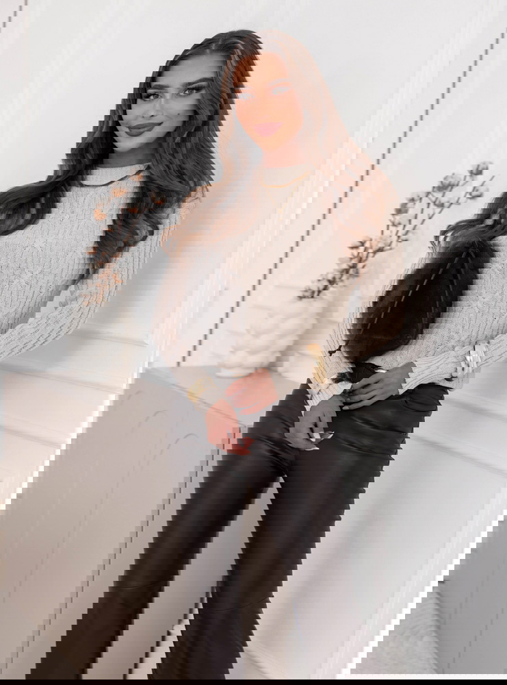 Beżowy dzianinowy sweter z delikatnym...