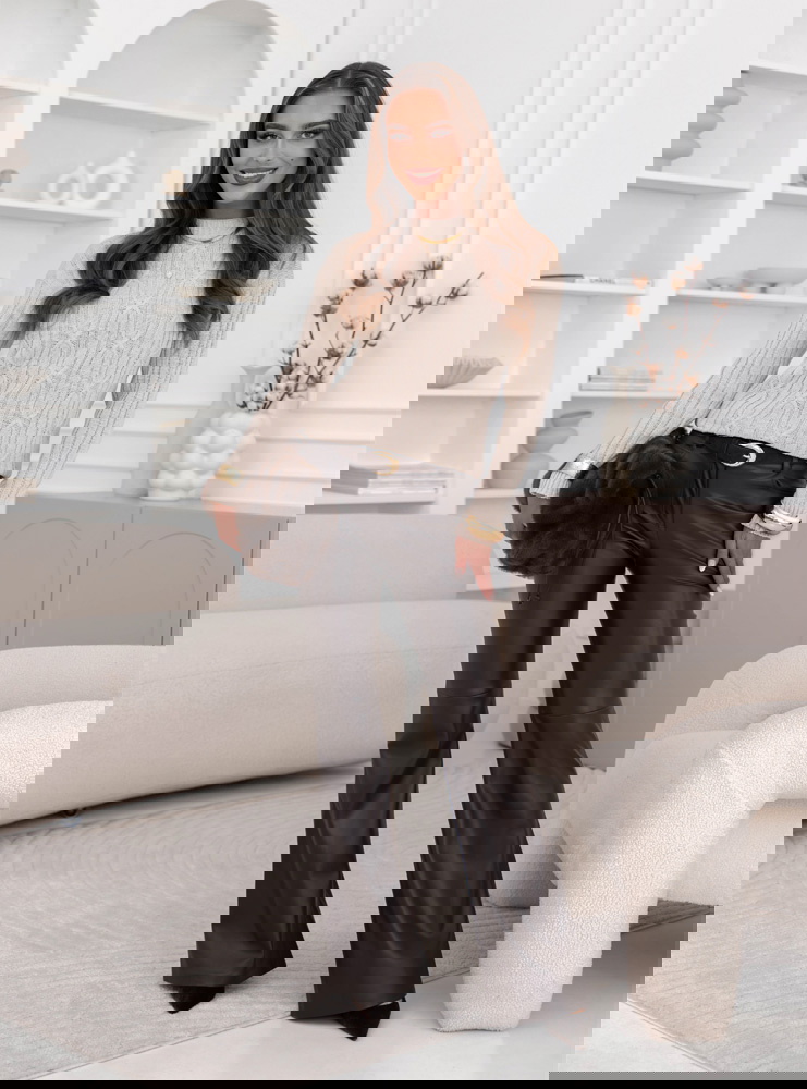 Beżowy dzianinowy sweter z delikatnym...