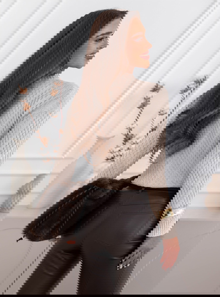 Beżowy dzianinowy sweter z delikatnym...