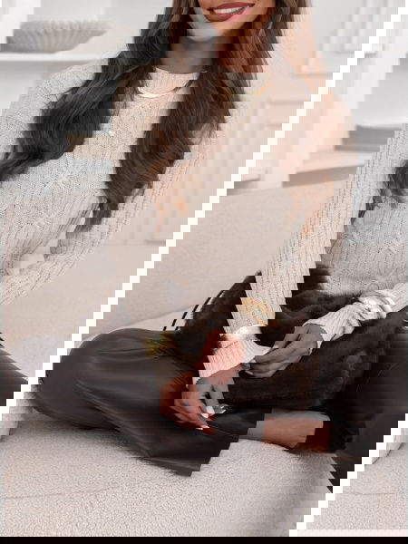 Beżowy dzianinowy sweter z...