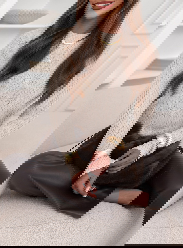 Beżowy dzianinowy sweter z delikatnym...