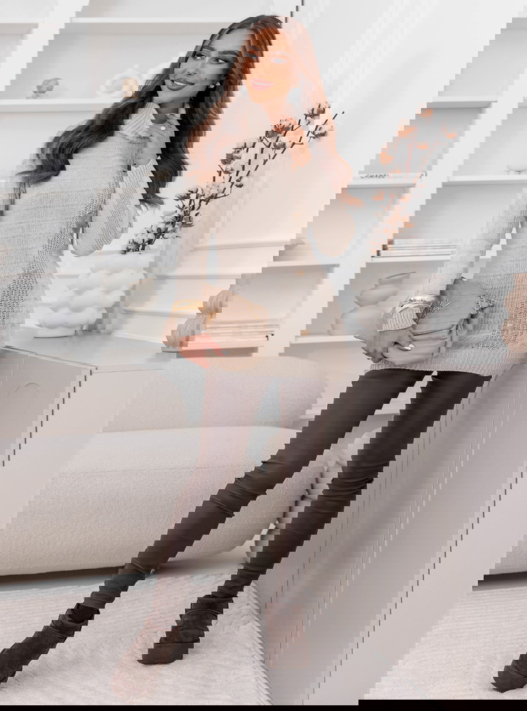 Beżowy sweter z ozdobnymi guzikami...