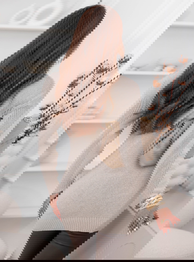 Beżowy sweter z ozdobnymi guzikami...