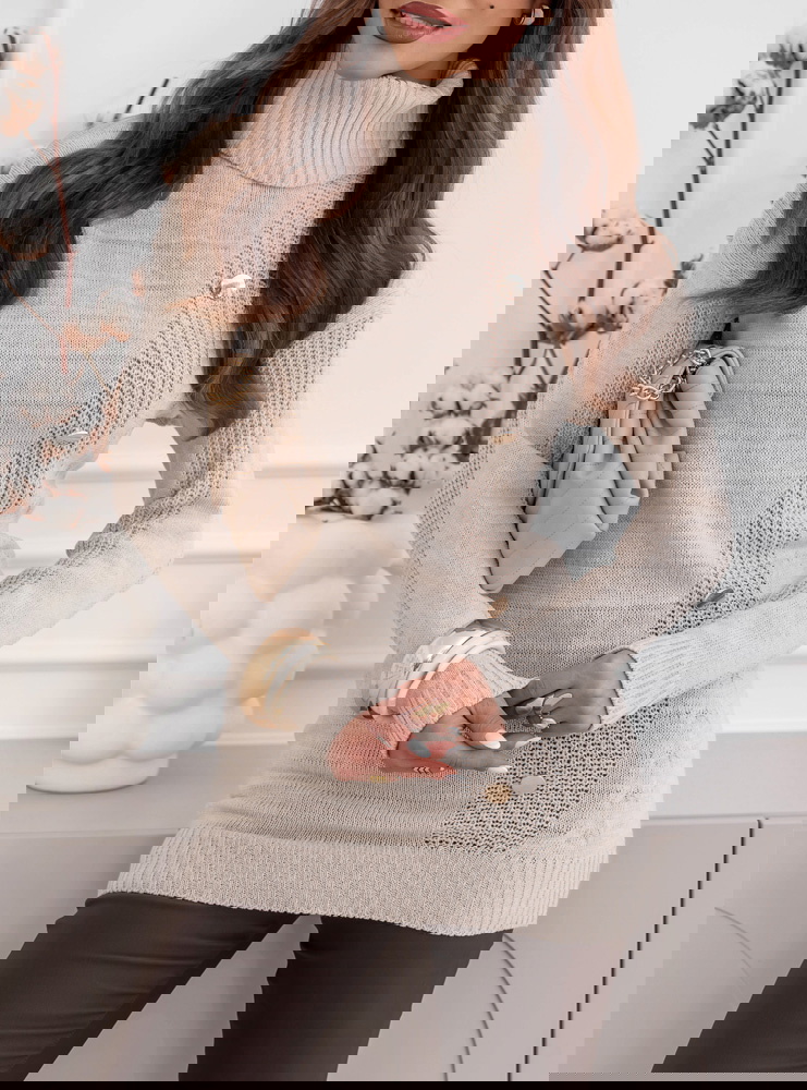 Beżowy sweter z ozdobnymi guzikami...