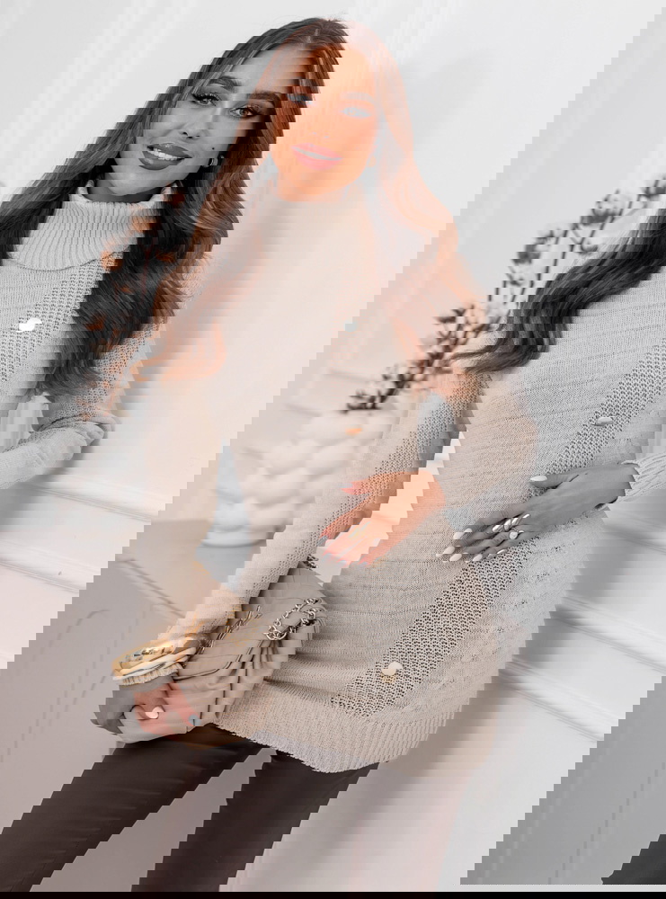 Beżowy sweter z ozdobnymi guzikami...