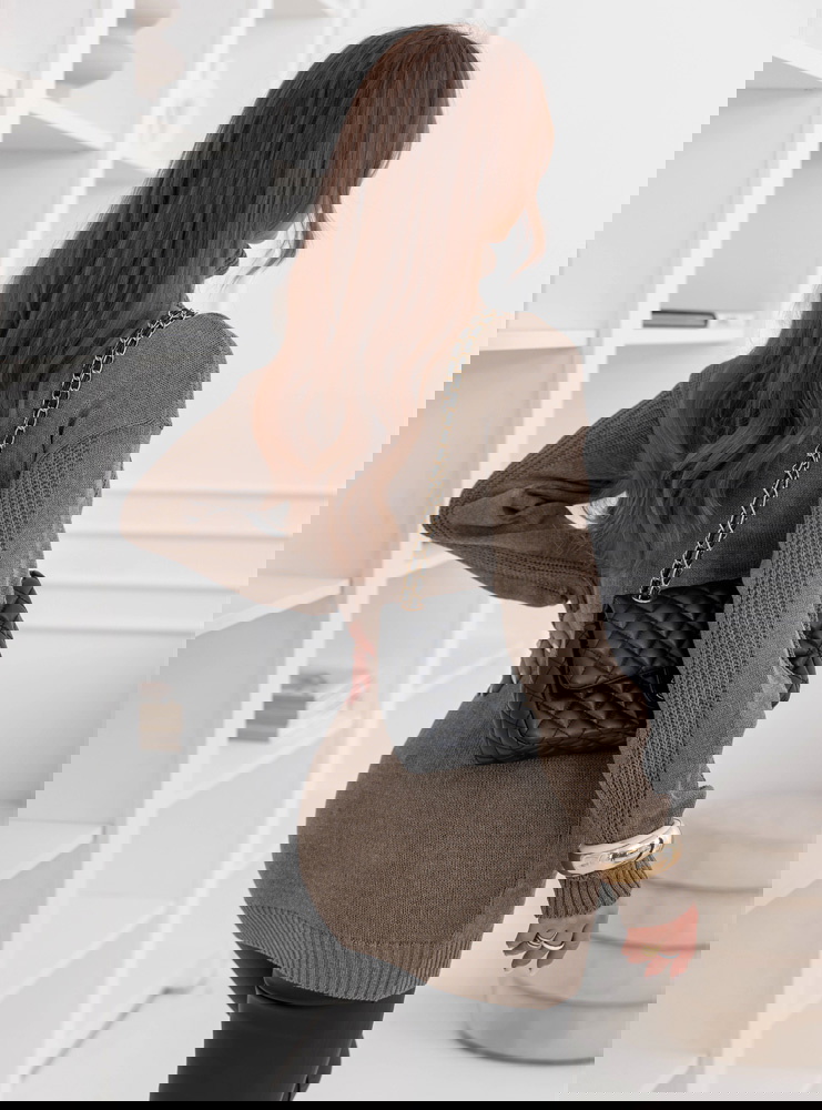 Czekoladowy sweter z ozdobnymi...