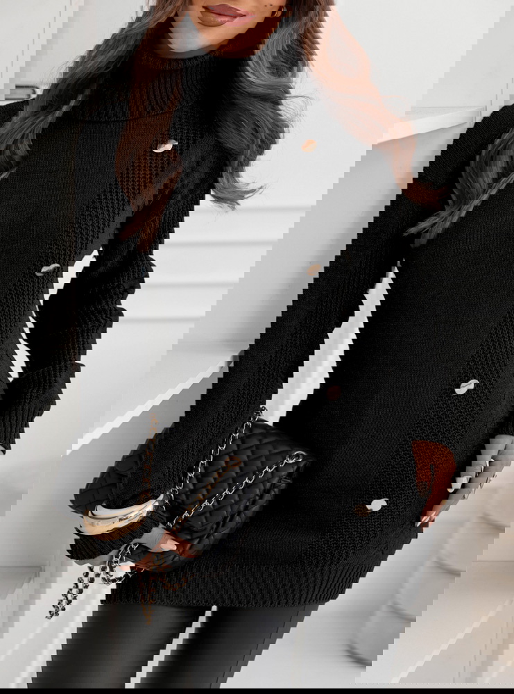 Czarny sweter z ozdobnymi guzikami...