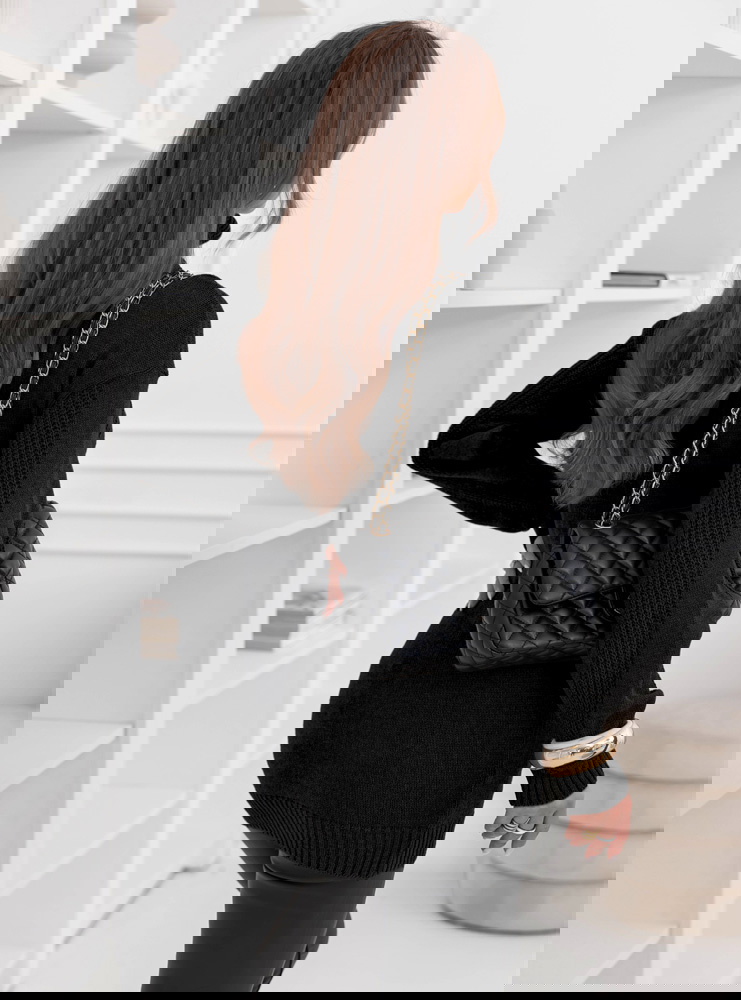 Czarny sweter z ozdobnymi guzikami...