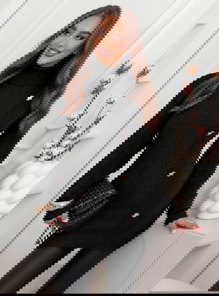 Czarny sweter z ozdobnymi guzikami...