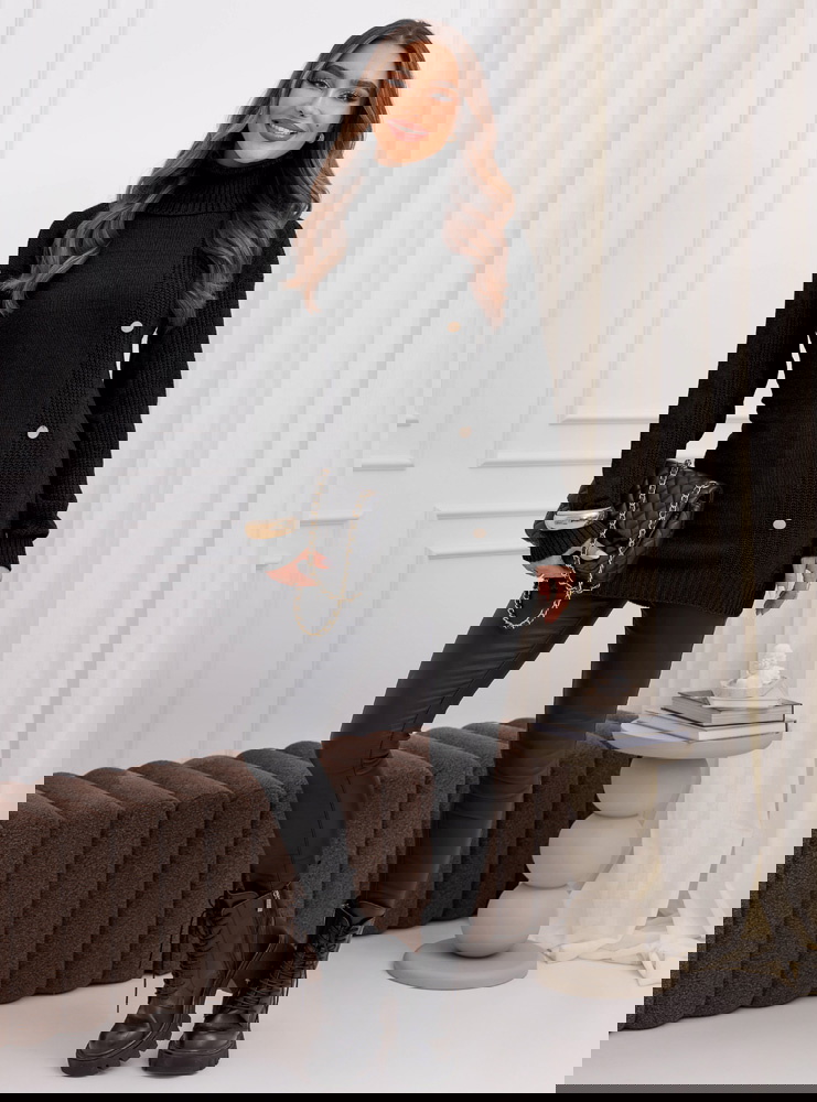 Czarny sweter z ozdobnymi guzikami...