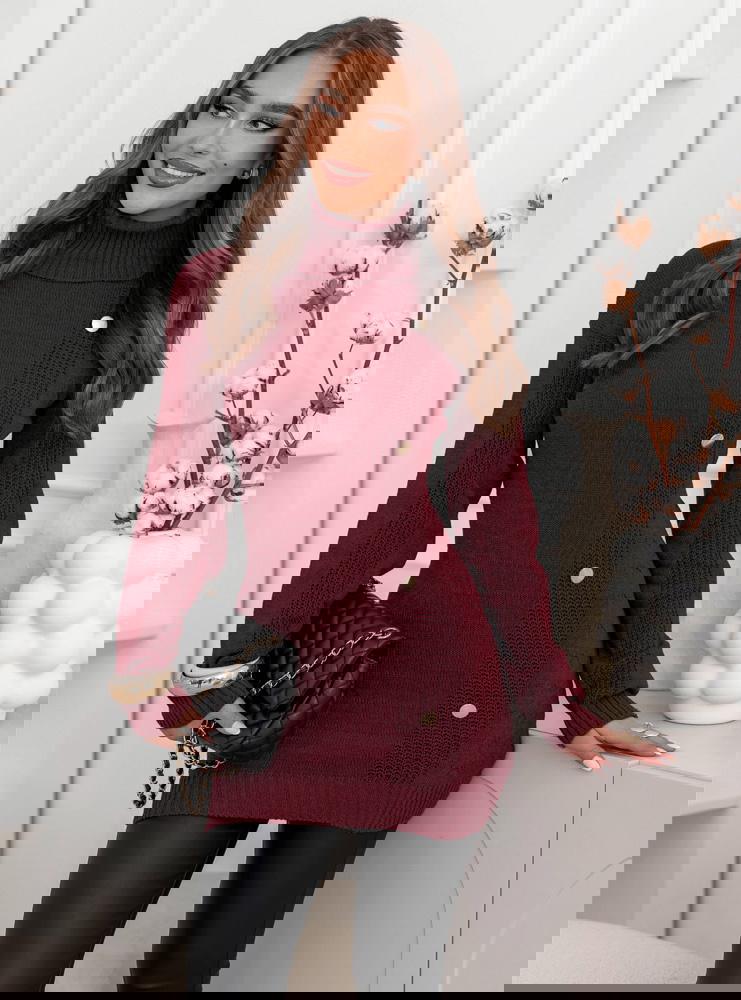 Bordowy sweter z ozdobnymi guzikami...